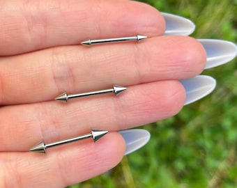 Puede incluir: Tres piercings de barra de plata con extremos puntiagudos. Las barras son de diferentes longitudes.