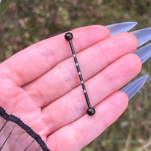Zwarte industriële piercing, lange halterstaaf met kristallen strassteentjes, kraakbeenpiercing, lichaamssieraden, titanium, eenvoudige gothic punk grunge