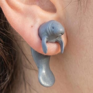Pendientes de manatí pintados a mano / Pendientes de botón con diseño de animal marino impresos en 3D