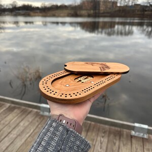 Tablero de cribbage de viaje, juegos de cabaña, juego de cartas para acampar, tablero de cribbage con almacenamiento de clavijas y tapa magnética