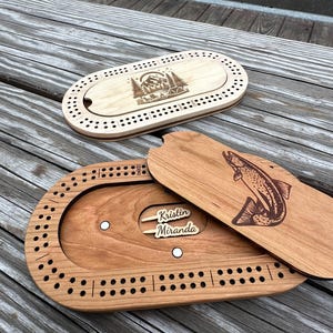 Tablero de cribbage de viaje, juegos de cabaña, juego de cartas para acampar, tablero de cribbage con almacenamiento de clavijas y tapa magnética