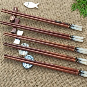 Puede incluir: Conjunto de seis pares de palillos de madera con puntas decorativas de n&aacute;car. Cada par tiene una inscripci&oacute;n diferente en los palillos.