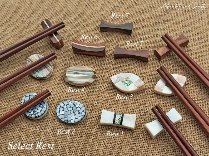 Puede incluir: Diez estilos diferentes de reposabajos, hechos de madera y madreperla. Los reposabajos est&aacute;n dispuestos sobre un fondo de arpillera. El texto "Select Rest" est&aacute; en la parte inferior de la imagen.