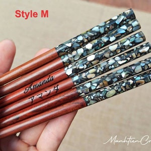 Puede incluir: Conjunto de seis palillos personalizados con una base de madera oscura y una parte superior decorativa de mosaico azul, verde y dorado. Los palillos est&aacute;n grabados con el nombre "Amanda" y los caracteres japoneses para "Amanda".