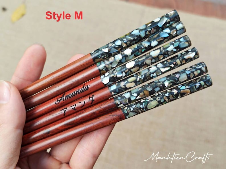 Puede incluir: Conjunto de seis palillos personalizados con una base de madera oscura y una parte superior decorativa de mosaico azul, verde y dorado. Los palillos est&aacute;n grabados con el nombre "Amanda" y los caracteres japoneses para "Amanda".