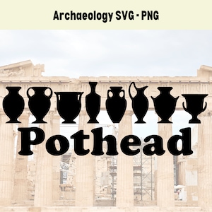 Puede incluir: Un gráfico digital con siluetas negras de vasijas de cerámica antiguas. La palabra "Pothead" se muestra en negrita negra debajo de las vasijas. El fondo muestra una imagen descolorida de un edificio clásico. El texto "Archaeology SVG - PNG" está en la parte superior.