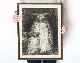 以下が含まれることがあります： 暗い森の背景に3羽のフクロウが描かれた白黒のヴィンテージプリント。プリントは茶色の木製のフレームで額装されています。プリントのサイズは40.64cm x 50.8cmです。