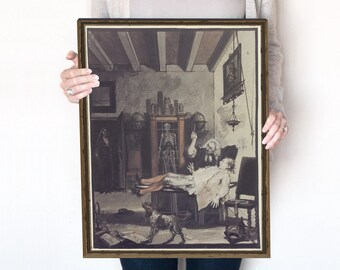 Peut inclure: Une impression encadrée, de 40,6 x 50,8 cm, représente une scène médicale antique détaillée dans des tons de gris et de brun. L'œuvre présente des personnages dans une pièce avec du matériel médical et un chien. Le cadre est brun foncé et chaud.