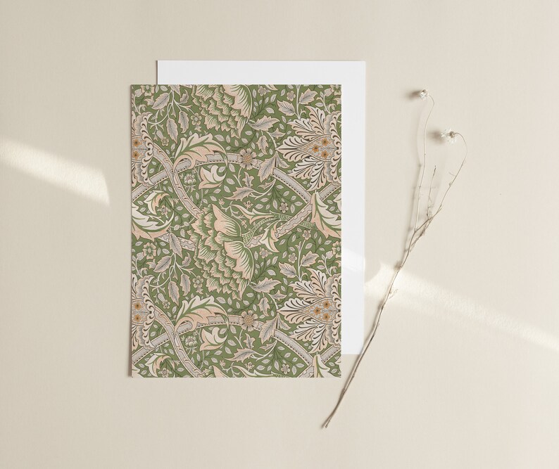 Pu&ograve; includere: Un biglietto con un motivo floreale verde e crema con un bordo bianco. Il motivo presenta fiori e foglie stilizzati.