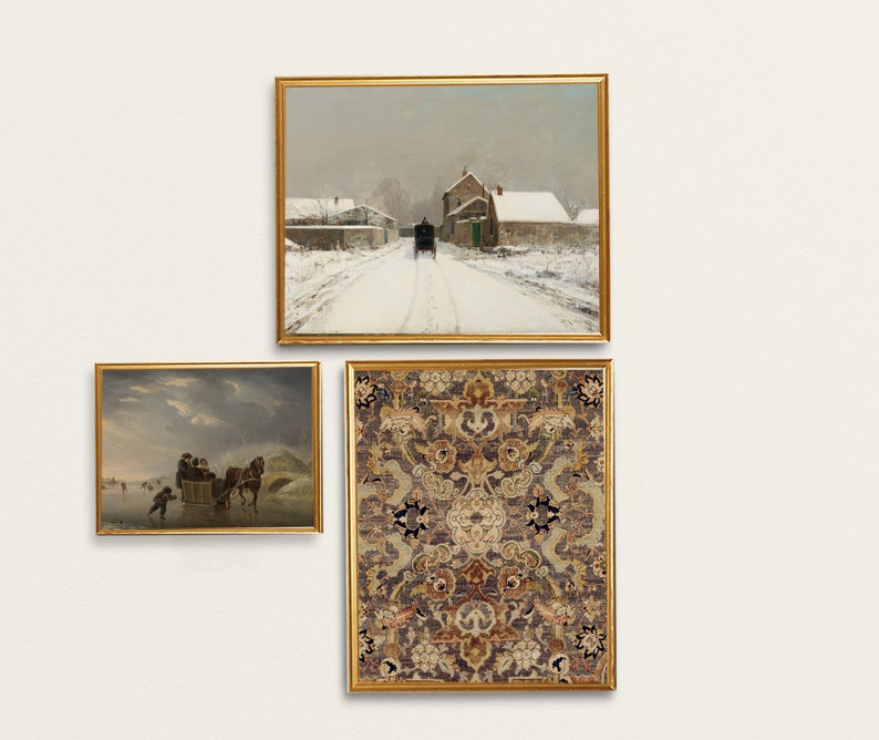 Peut inclure: Trois impressions d'art encadr&eacute;es avec des cadres dor&eacute;s. L'impression sup&eacute;rieure repr&eacute;sente une route enneig&eacute;e avec une cal&egrave;che. L'impression inf&eacute;rieure gauche montre des personnages sur un lac gel&eacute;. L'impression inf&eacute;rieure droite pr&eacute;sente un motif.