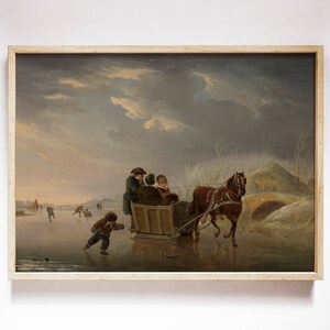 Peut inclure: Peinture vintage encadr&eacute;e repr&eacute;sentant une sc&egrave;ne hivernale avec un tra&icirc;neau tir&eacute; par des chevaux. Des personnes patinent sur un lac gel&eacute; sous un ciel nuageux. Un pont et un petit b&acirc;timent sont visibles en arri&egrave;re-plan.