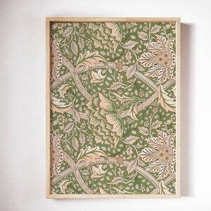 Pu&ograve; includere: Una stampa incorniciata con uno sfondo verde e un motivo floreale in tonalit&agrave; di rosa, bianco e marrone. Il motivo floreale presenta dettagli intricati e un design ripetitivo.