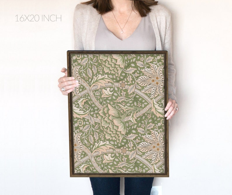 Pu&ograve; includere: Una stampa incorniciata di un motivo floreale vintage in tonalit&agrave; di verde, beige e crema. La stampa presenta un motivo ripetitivo di fiori e foglie stilizzati. La cornice &egrave; in legno marrone e la stampa misura 40,64 x 50,8 cm.