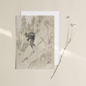 Peut inclure: Dessin au crayon d'un skieur d&eacute;valant une pente enneig&eacute;e, entour&eacute; d'arbres couverts de neige. L'&oelig;uvre est pr&eacute;sent&eacute;e sur une carte blanche, avec une autre carte vierge derri&egrave;re. La signature de l'artiste et l'ann&eacute;e '99 sont visibles.