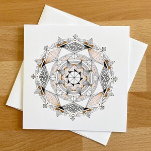 Mandala geïnspireerde ontwerp notitiekaart - blanke binnenkant w / envelop in plastic hoes - originele unieke handgetekende bruin en zwart
