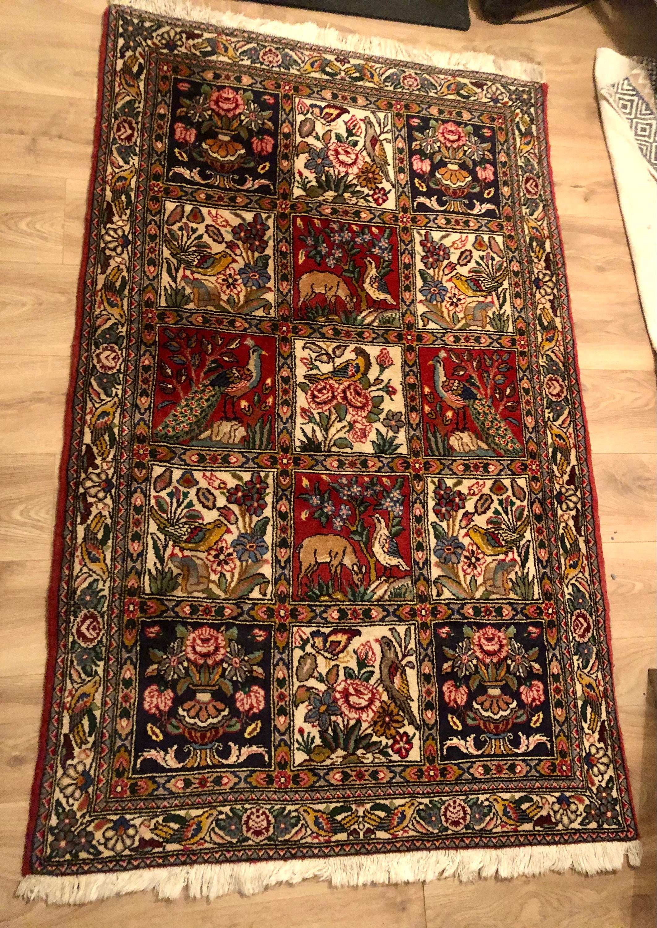 Tapis d'orient en Laine à Décor d'animaux et de Fleurs