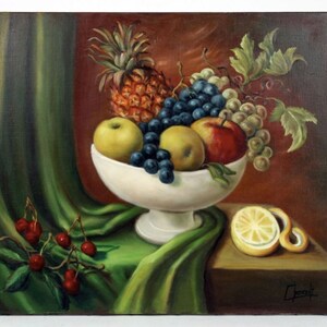 Puede incluir: Una pintura de naturaleza muerta con un cuenco blanco sobre pedestal rebosante de fruta. El cuenco contiene manzanas, uvas y arándanos, con una piña en el fondo. También hay un limón y cerezas, con una cortina verde.