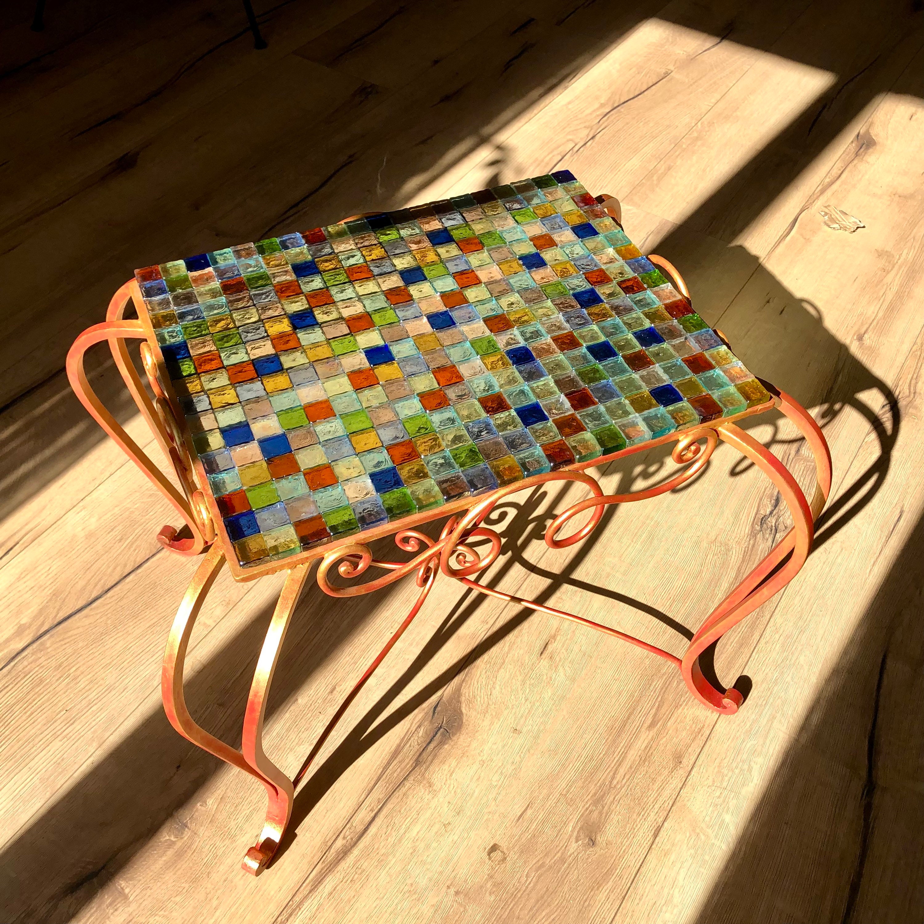 Table Basse en Fer Forgé Doré et Mosaïque de Verre Multicolore
