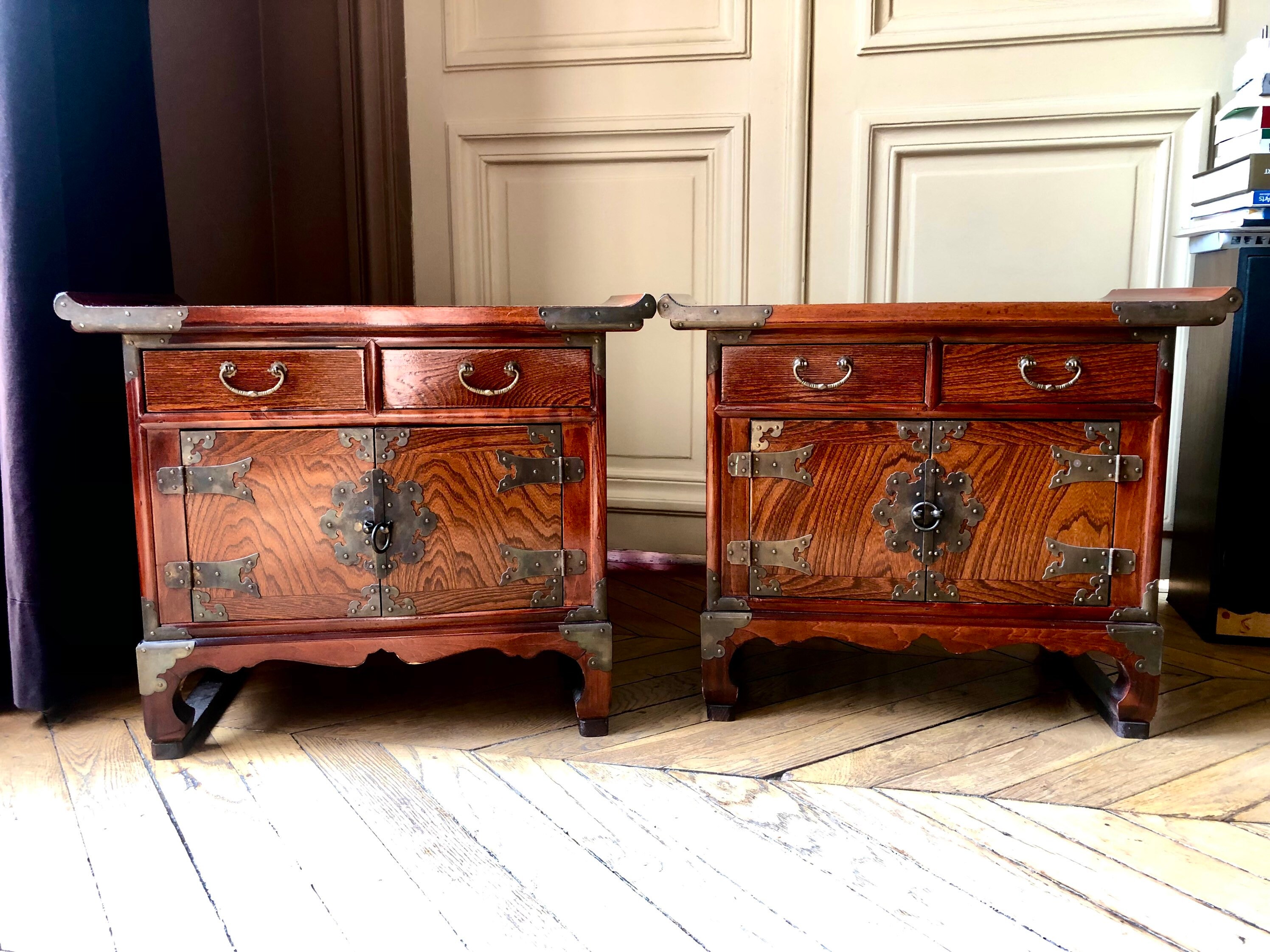 Petit Meuble Coréen Commode ou Table de Chevet en Bois et Métal