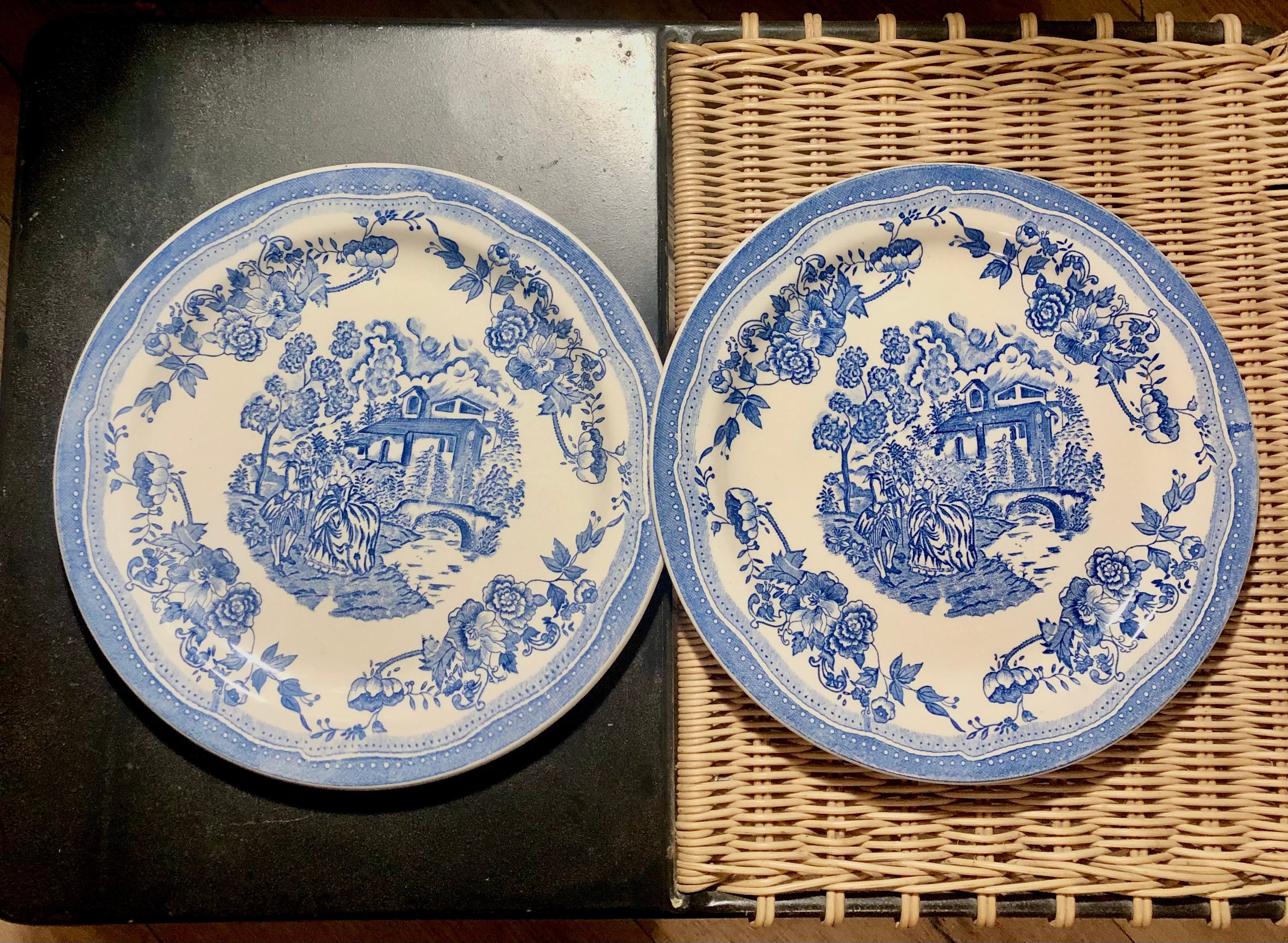 2 Plats ou Grandes Assiettes en Porcelaine Anglaise à Décor d'une Scène Galante