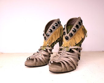 Christian Dior beige fringed heeled pumps runway model