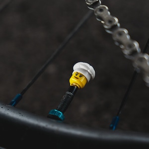 Brick Caps : bouchons anti-poussière de valve de pneu fabriqués à partir de têtes LEGO® || femme chef || pour vélo, voiture, scooter, fauteuil roulant, vélo, moto