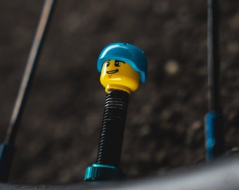 Brick Caps : bouchons anti-poussière de valve de pneu fabriqués à partir de têtes LEGO® || sourire et casque bleu || pour vélo, voiture, scooter, fauteuil roulant, vélo, moto