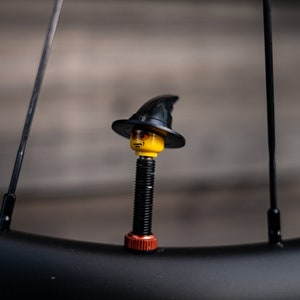 Steendoppen: Stofdoppen voor bandenventielen gemaakt van LEGO® Hoofden || tovenaar/heks || voor fiets, auto, scooter, rolstoel, fiets, motor