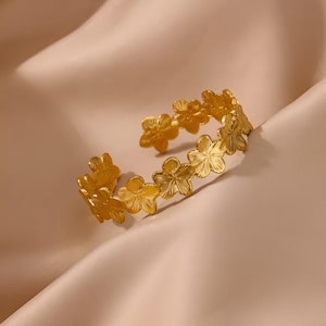 Gold Blumen Armband - Elegant & Feminin