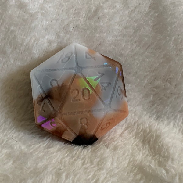 Guidance - D20 fidget medallion (tricolor, brown, white, and black, calico)