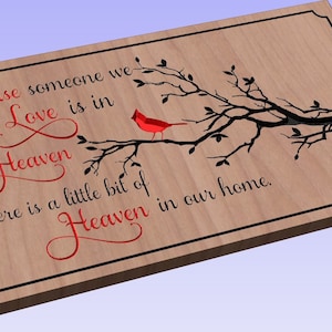 Könnte beinhalten: Ein Holzschild mit schwarzem Rahmen und einem roten Kardinal, der auf einem Ast sitzt. Das Schild lautet "Because someone we Love is in Heaven there is a little bit of Heaven in our home."