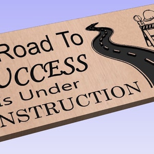 Könnte beinhalten: Ein Holzschild mit dem Text "My Road To Success Is Under Construction" und einer Schwarzweißillustration einer kurvigen Straße mit Baustellen Schildern.