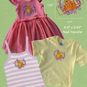 Pode incluir: Um vestido rosa canelado com mangas de folhos e saia de tule, uma t-shirt amarelo-claro e uma regata às riscas brancas e lavanda, cada uma com um gráfico de urso e flores. Um design de transferência térmica de 10,16 cm por 8,71 cm é exibido.