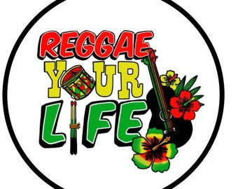 Può includere: Un cerchio bianco con un contorno nero che presenta il testo "Reggae Your Life" in lettere rosse, gialle e verdi. Sono anche raffigurati un tamburo rosso, giallo e verde, una chitarra e due fiori di ibisco.