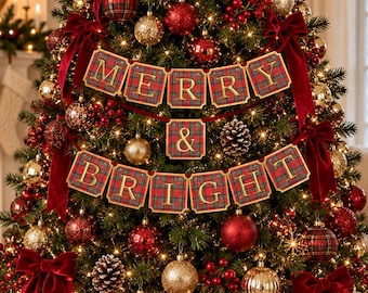 Puede incluir: Un árbol de Navidad decorado con una pancarta con el texto MERRY & BRIGHT en un patrón de cuadros rojo y verde. El árbol está adornado con adornos dorados y rojos, piñas, bayas rojas y grandes lazos de terciopelo rojo oscuro.