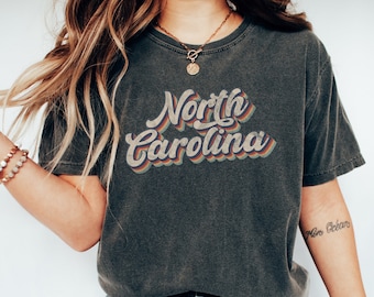 Caroline du Nord Retro Script Comfort Colors vintage inspiré T-shirt, chemise North Carolina Pride, North CarolinaTee, cadeau étudiant