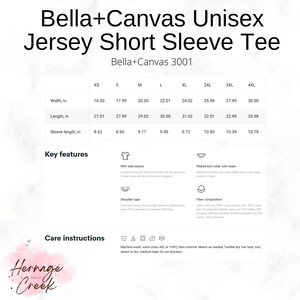 Puede incluir: Una tabla de tallas para una camiseta de manga corta de punto de jersey unisex. La tabla muestra el ancho, la longitud y la longitud de la manga en pulgadas para las tallas XS a 4XL. La tabla tambi&eacute;n incluye caracter&iacute;sticas clave de la camiseta, como costuras laterales, un cuello de punto de canal&eacute; con costura, cinta de hombro y composici&oacute;n de la fibra. Las instrucciones de cuidado tambi&eacute;n se enumeran: lavar a m&aacute;quina con agua tibia, blanqueador sin cloro seg&uacute;n sea necesario, secar en secadora a baja temperatura, planchar, vaporizar o secar a fuego medio, no lavar en seco.
