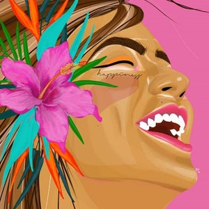 Könnte beinhalten: Digitale Illustration einer lächelnden Person mit einer rosa Hibiskusblüte und tropischen Blättern im Haar. Das Wort "happiness" ist auf der Wange tätowiert. Der Hintergrund ist einfarbig rosa.