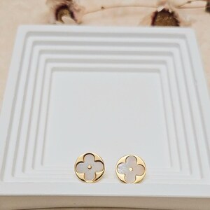 Clover Motifs Genuine Mother of Pearl Gold Stud Earrings, 925 Silver, 18K Gold Plated, Pearl Clover Gold Earrings, Gifts for Her