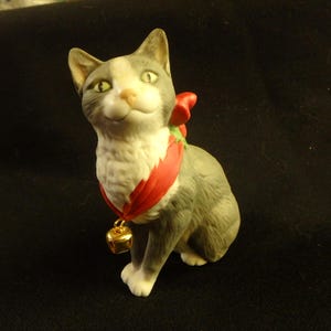 Hallmark, &quot;Porcelain Cat&quot; 1989 cat ornament, 3 1/2&quot; tall
