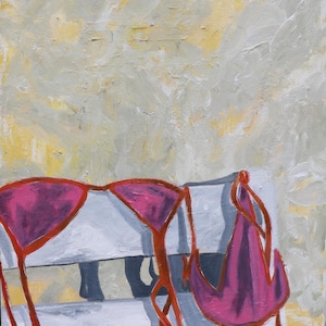 Puede incluir: Pintura abstracta de un top y una braguita de bikini rosas con tirantes rojos, colgados sobre una superficie blanca y gris. El fondo es una mezcla texturizada de pintura amarilla, gris y blanca.