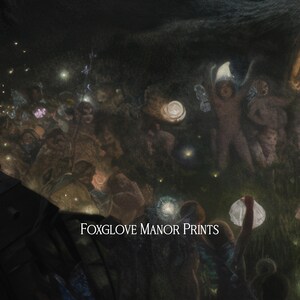 Op de afbeelding: Een donker, fantasievol schilderij van een groep mensen in een bos 's nachts. De mensen dragen eenvoudige kleding en zijn omringd door gloeiende lichten. De tekst "FOXGLOVE MANOR PRINTS" is zichtbaar onderaan de afbeelding.