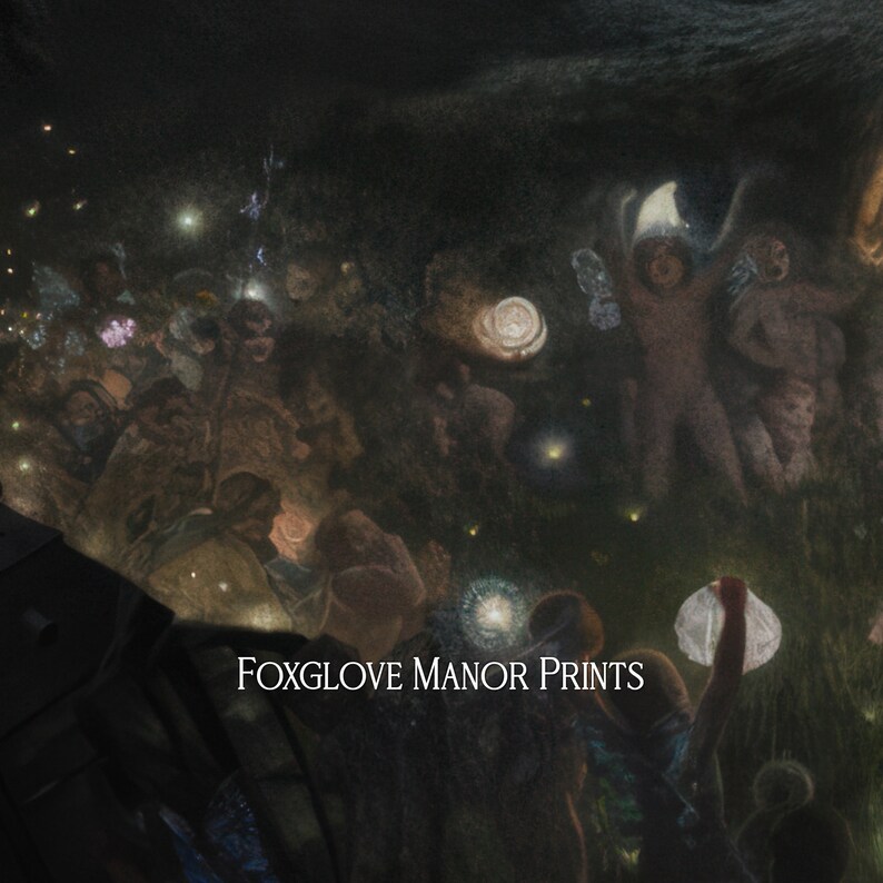 Op de afbeelding: Een donker, fantasievol schilderij van een groep mensen in een bos 's nachts. De mensen dragen eenvoudige kleding en zijn omringd door gloeiende lichten. De tekst "FOXGLOVE MANOR PRINTS" is zichtbaar onderaan de afbeelding.