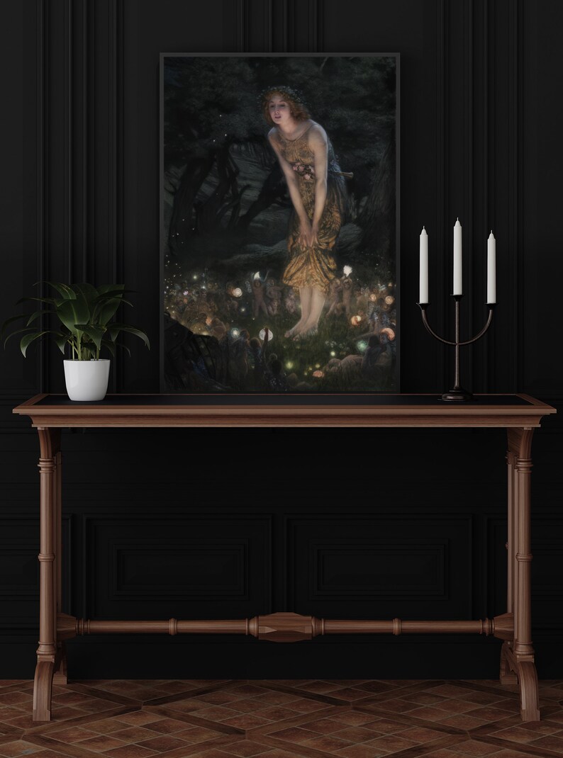 Op de afbeelding: Een ingelijst schilderij van een vrouw in een bosrijke omgeving. De vrouw draagt een lange, vloeiende jurk en is omringd door kleine, gloeiende lichtjes. Het schilderij heeft een donkere achtergrond.