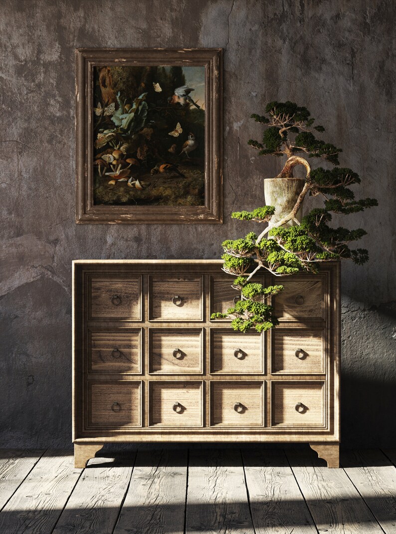 K&ouml;nnte beinhalten: Ein Holzschr&auml;nkchen mit 12 Schubladen, jede mit einem Metallknopf. Der Schrank ist braun und hat eine rustikale Oberfl&auml;che. Ein Bonsai-Baum in einem Keramiktopf steht auf dem Schrank. Ein gerahmtes Gem&auml;lde h&auml;ngt an der Wand hinter dem Schrank.