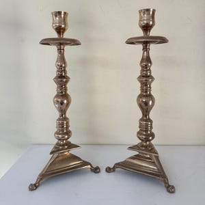 Puede incluir: Un letrero de madera rústica con el texto "Welcome to our home" en un estilo manuscrito. El letrero presenta un acabado envejecido y un diseño sencillo y acogedor, ideal para un porche o entrada.