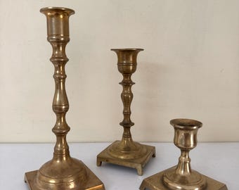 Candelabros antiguos de latón con bases cuadradas, de 8”, 6,25” y 3” de altura.