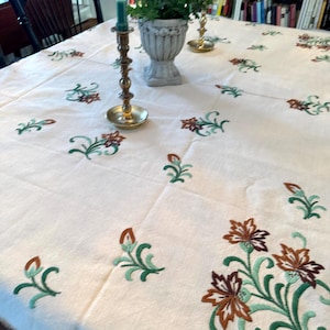 Vintage Embroidered Tablecloth with 6 napkins, 64”x48”