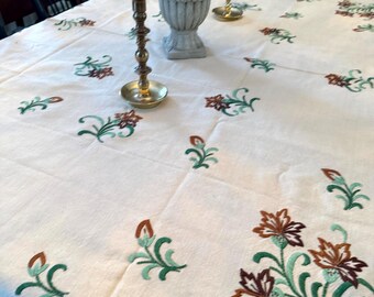 Vintage Embroidered Tablecloth with 6 napkins, 64”x48”