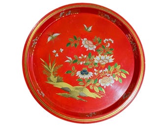 Bandeja redonda de metal con diseño floral de mariposa de China Woods, color rojo y dorado, fabricada en Inglaterra.